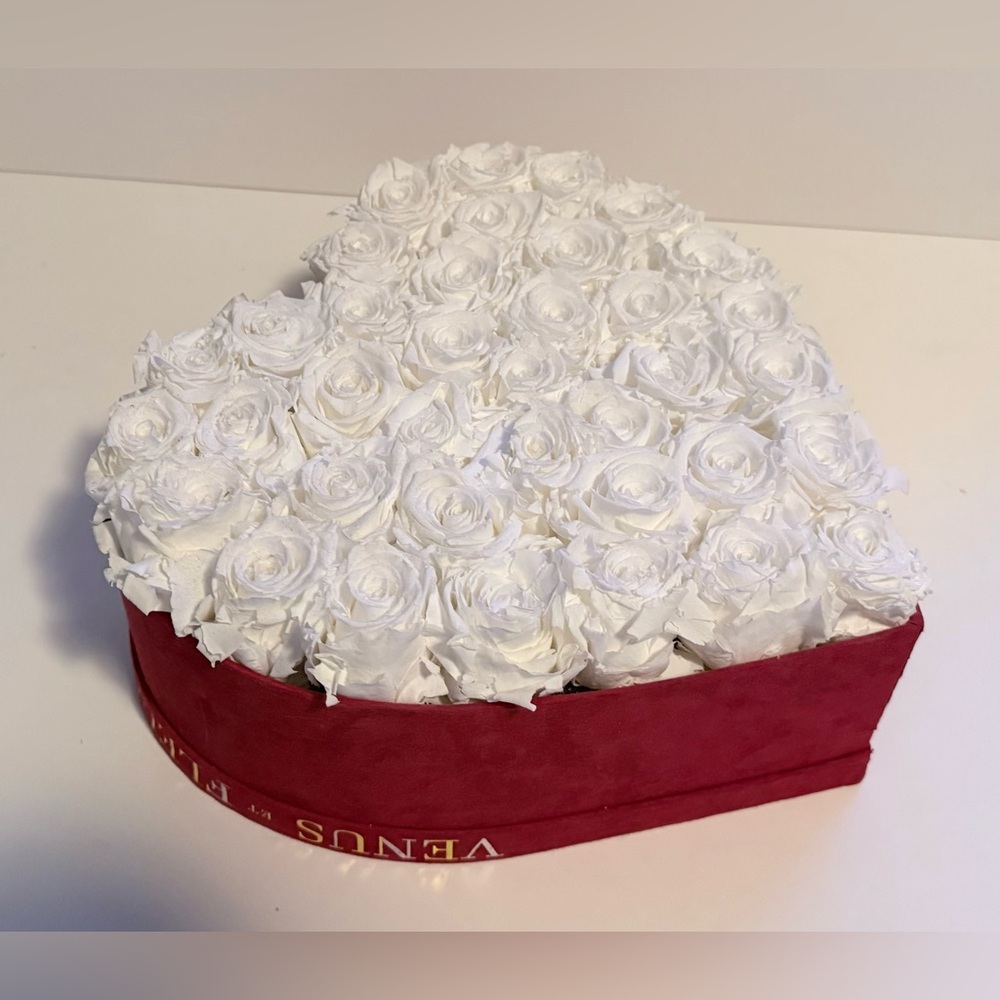 Venus Et Fleur Large Heart-Shaped Box with 36 Eternity White Roses - Picture 3 of 16